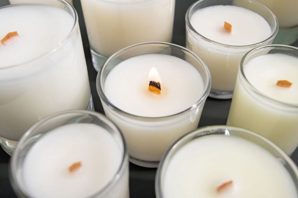 Świece sojowe zapachowe z drewnianym knotem: nowy trend na rynku aromaterapii